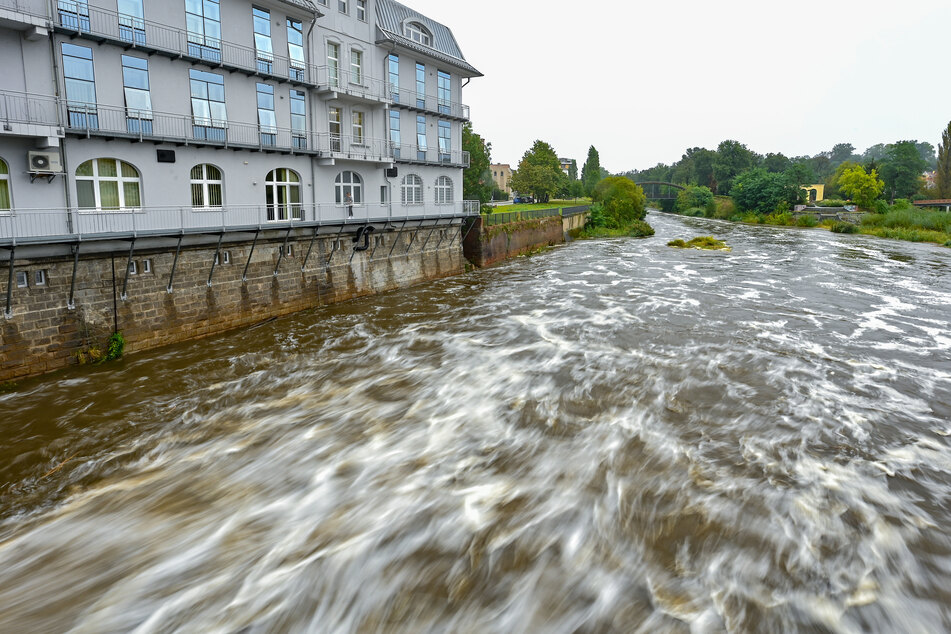 An der deutsch-polnischen Grenze steigt das Wasser im Fluss Neiße im Stadtzentrum von Guben an.