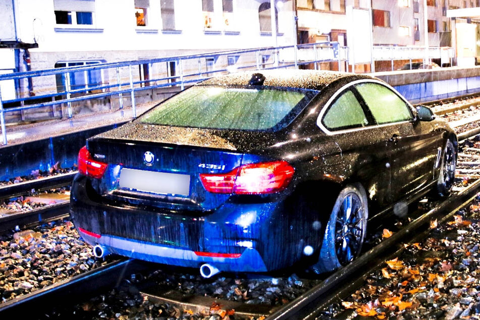 BMW blockiert an Heiligabend Bahngleise