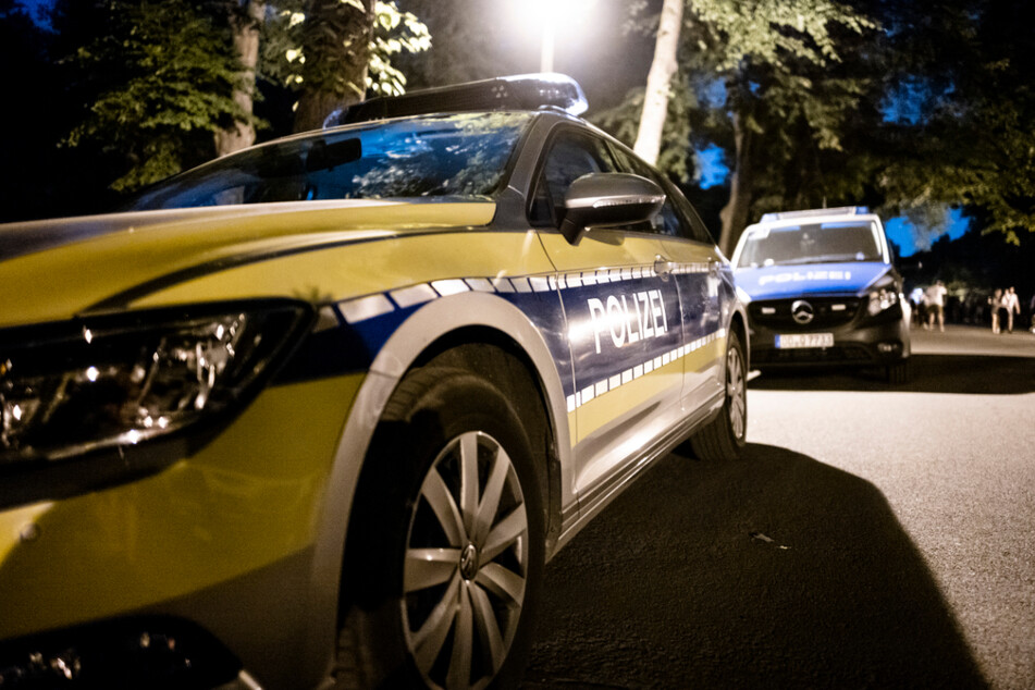 Polizeifahrzeuge nahe der Leipziger Sachsenbrücke. Bei einer Auseinandersetzung im Bereich des beliebten Treffpunkts ist am Samstagmorgen ein 22-Jähriger niedergestochen worden.