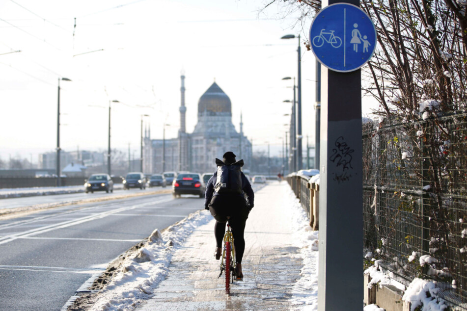 Dresden wird zukünftig deutlich mehr Radwege beräumen, unter anderem die Marienbrücke.