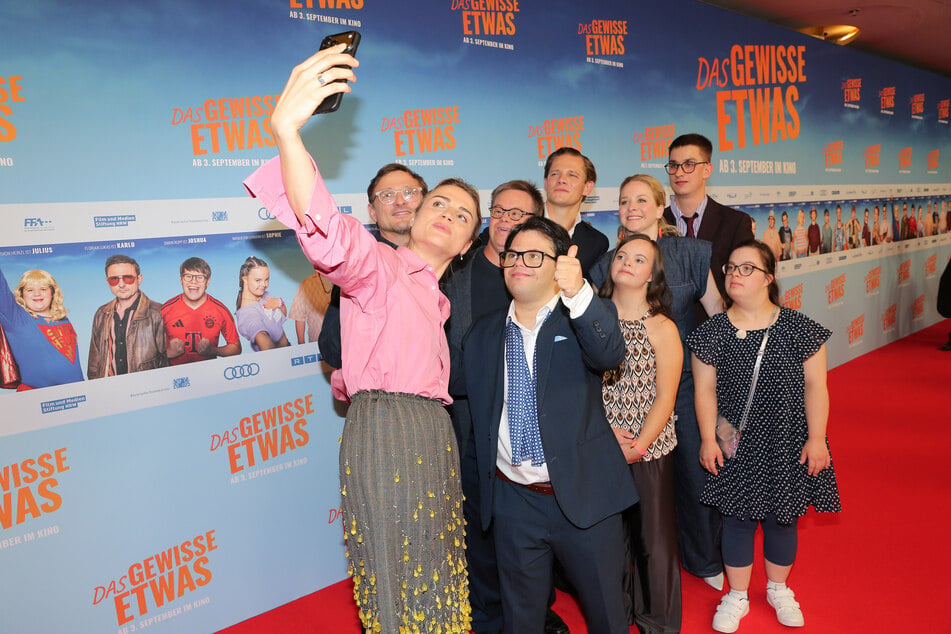 Neben Max von der Groeben (34) standen auch Schauspielgrößen wie Mala Emde (30, ganz vorn) und Jasmin Schwiers (44, rechts von Max) für den Film vor der Kamera.