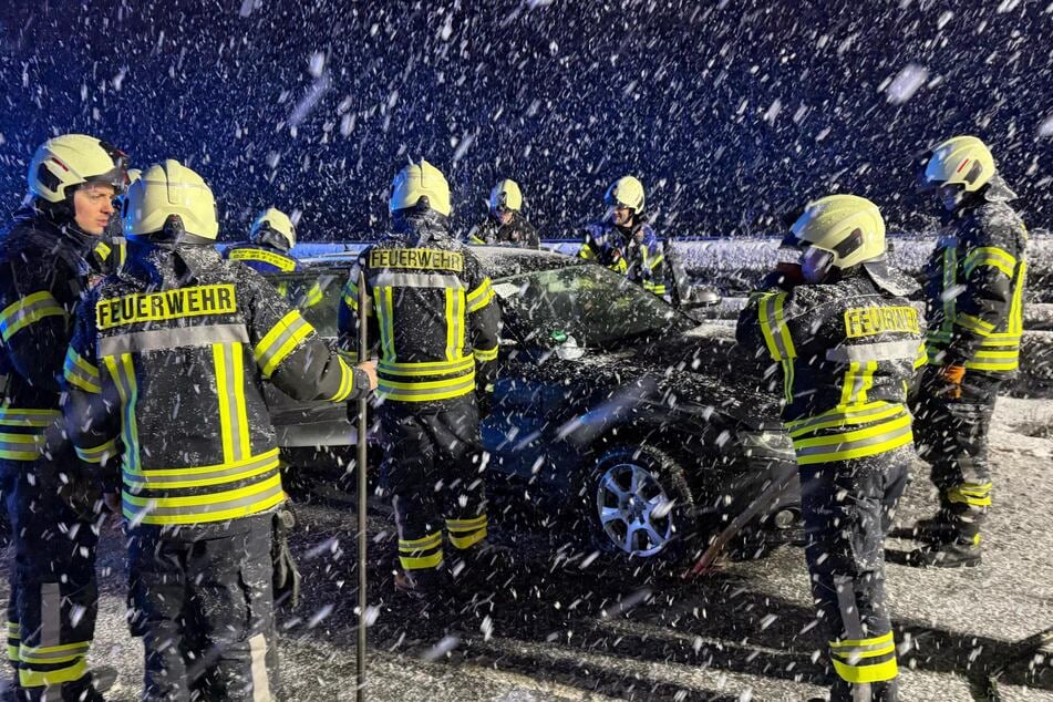 Glätte erwischt Familie auf A43: Frau und drei Kinder verletzt