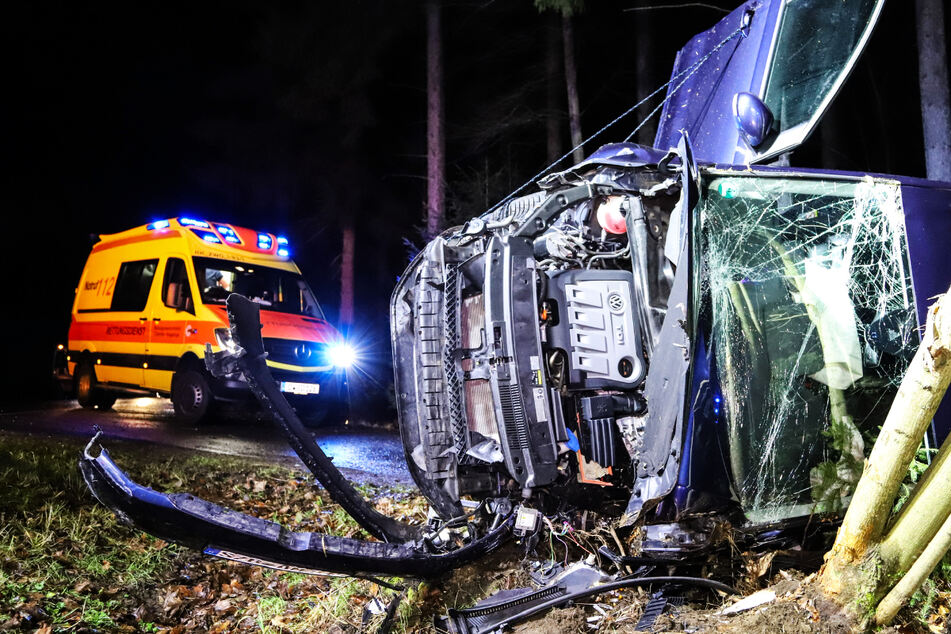 Auto überschlägt sich im Erzgebirge: Fahrerin eingeklemmt