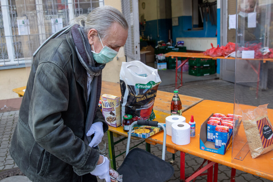 Mundmasken und Handschuhe sind der ständige Begleiter.