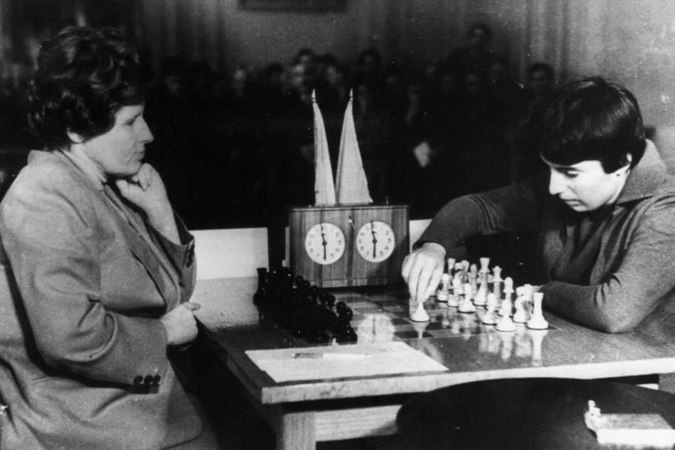 Nona Gaprindashvili (r.) in her match against reigning chess champion Elizaveta Bykova at the Women's World Chess Championship in Moscow in 1962.