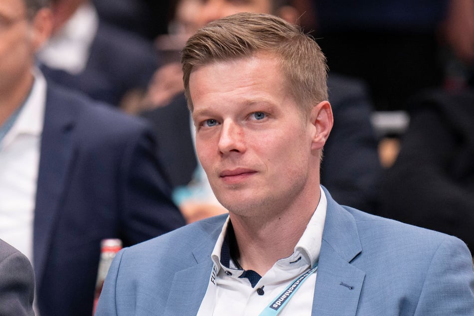 Manuel Ostermann (35) sei nicht mehr bereit, die Überschreitung „roter Linien“ durch Böhmermann zu akzeptieren.