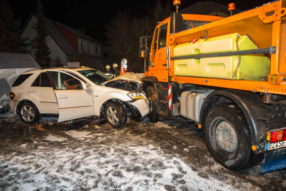 In Zschornau (Kamenz) sind am späten Mittwochabend ein Räumfahrzeug und ein Auto zusammengekracht.