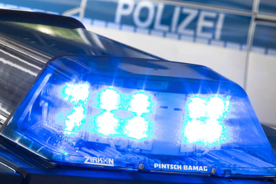 Das Blaulicht eines Polizeifahrzeugs leuchtet auf seinem Dach.