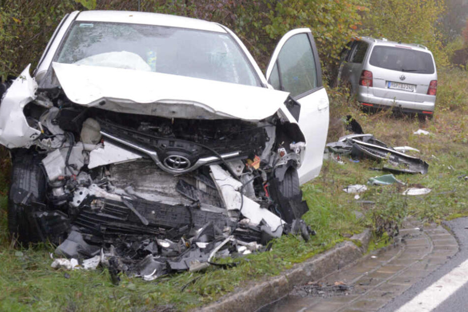 Der Fahrer des Toyota (li.) musste mit einem Rettungs-Hubschrauber ins Krankenhaus geflogen werden.