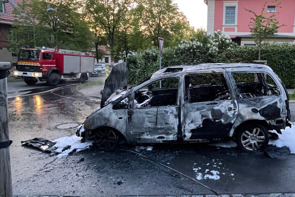 Unbekannte brechen in Haus ein, später steht ein Auto in Flammen