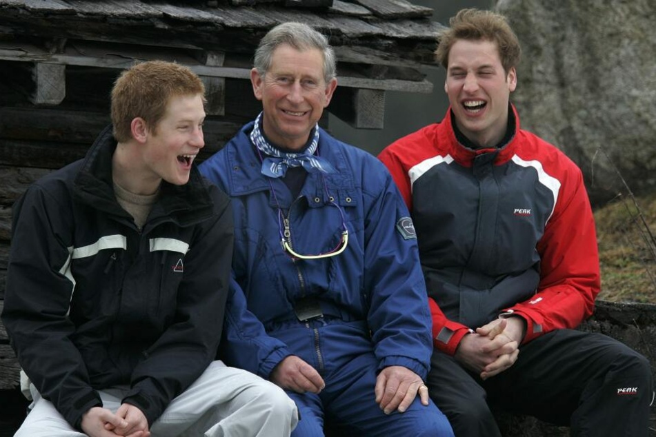 Ist Prinz Charles Harry's Vater? Böse Stimmen behaupten immer wieder das Gegenteil.