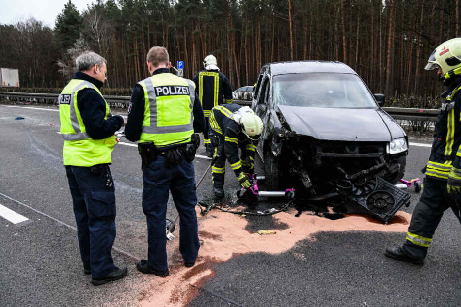 Drei Menschen wurden bei dem Unfall verletzt.