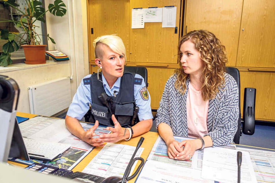 Hauptmeisterin Nadine Rudek (38) erläutert die Abläufe in der Wache.