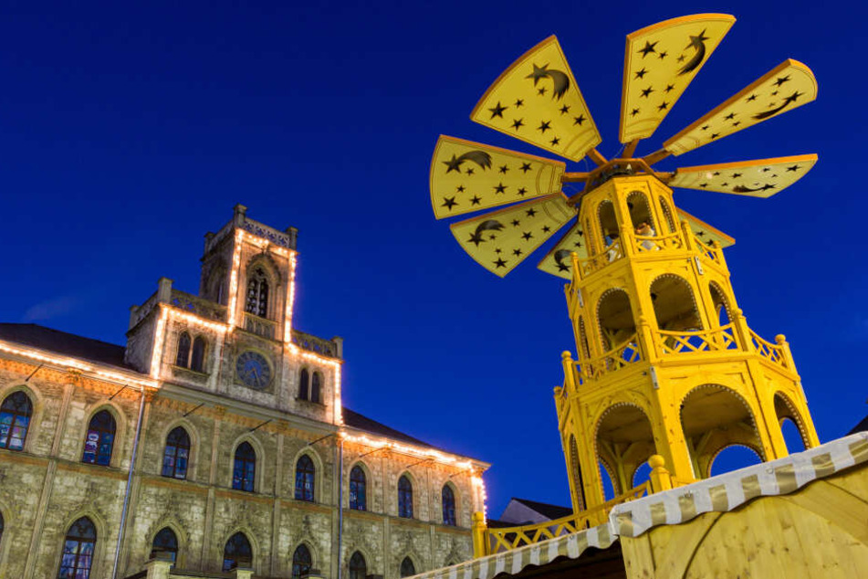 Auch in Weimar funkeln die Lichter auf dem Weihnachtsmarkt.