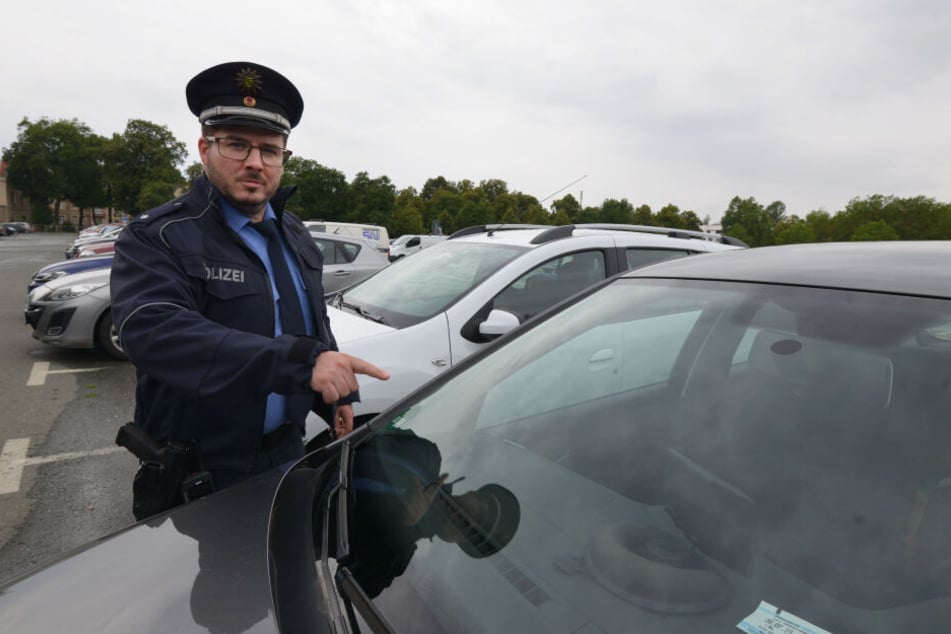 Autoknacker machen Zwickau unsicher: Polizeisprecher Christian Schünemann (35) warnte schon im Sommer vor der Serie.