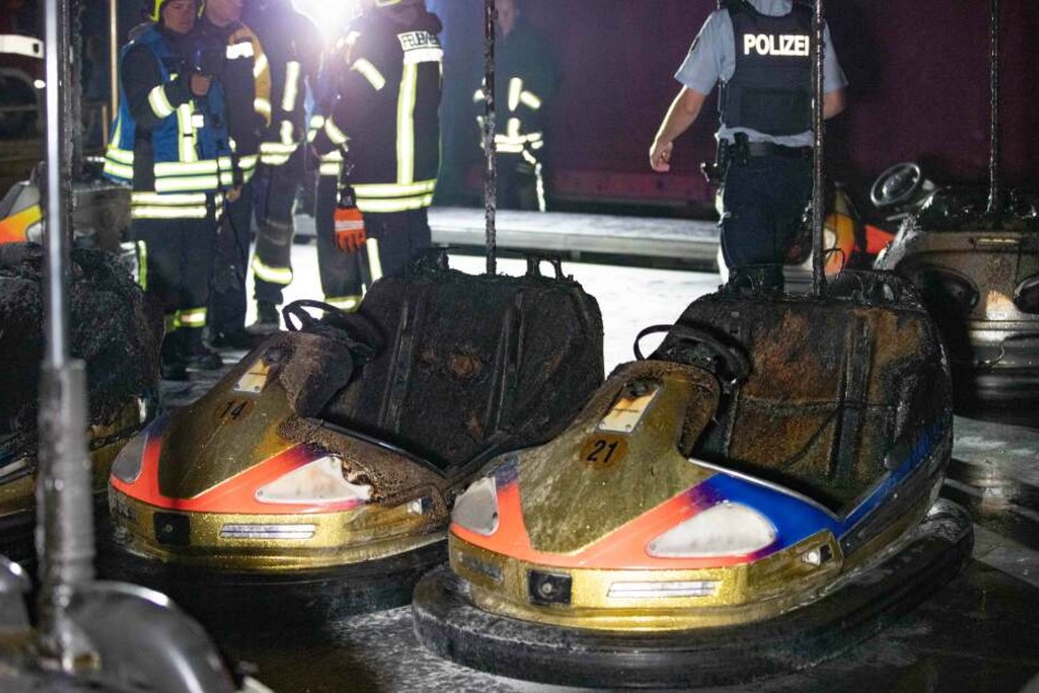 Noch während die Party im Schützenzelt im vollem Gange war zündeten Unbekannte mehrere Fahrzeuge eines Autoscooters an.