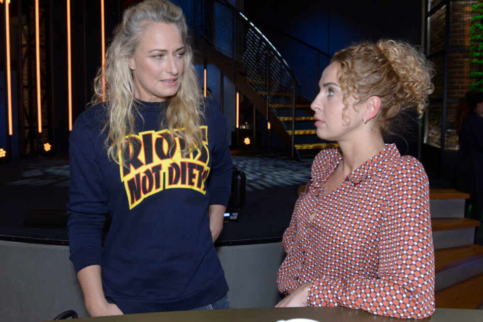 Maren spricht mit Nina im Mauerwerk.