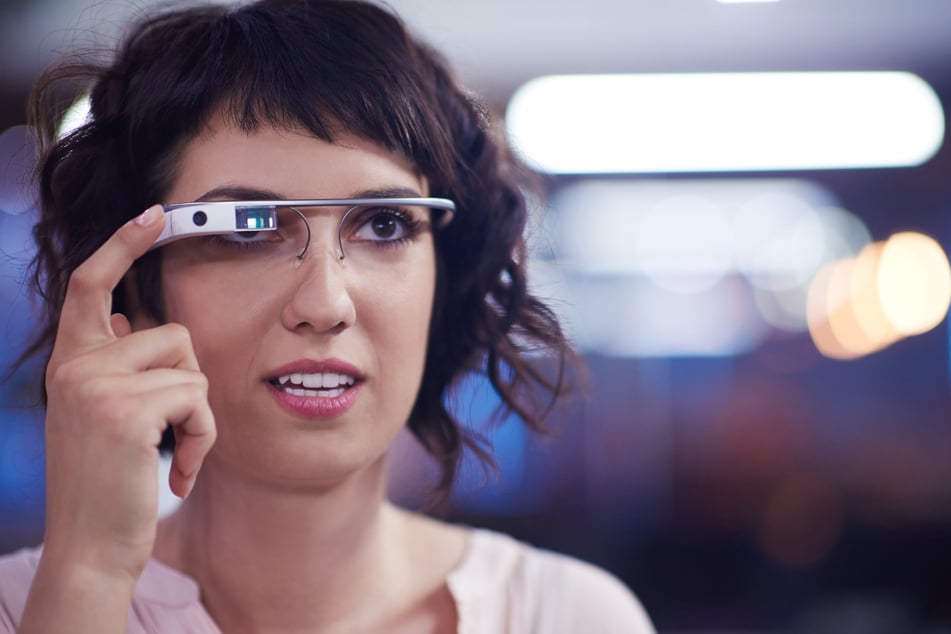 Nutzer des "Google Glass" hatten lediglich einen kleinen Bildschirm vor dem Auge. Wirklich durchgesetzt hat sich die Technologie damals jedoch nicht. (Symbolfoto)