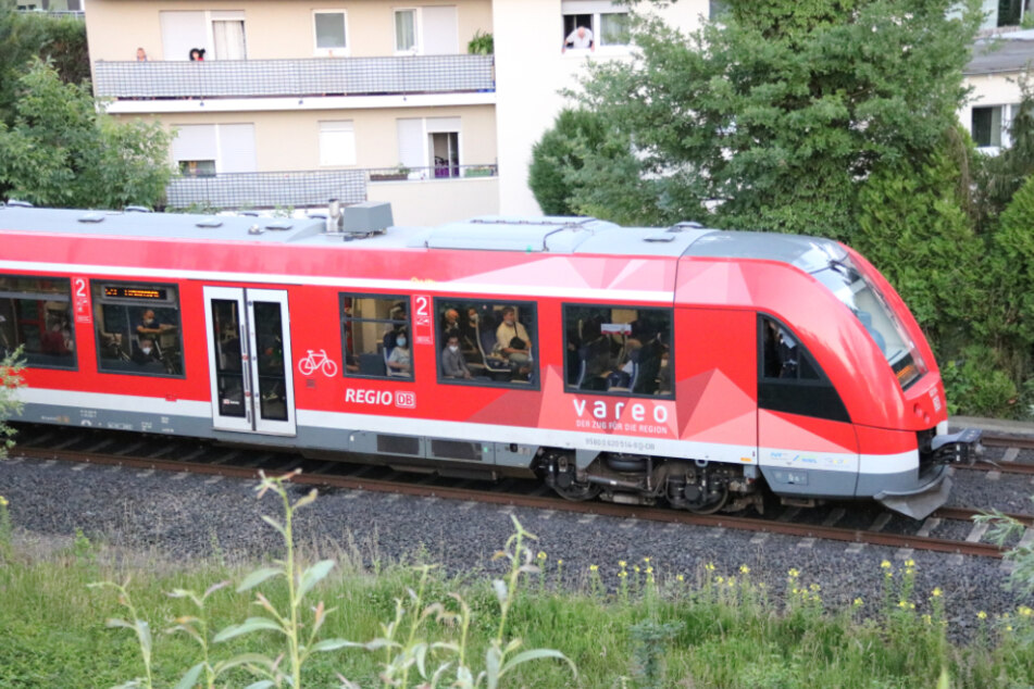 Der Zug Richtung Euskirchen war zum Zeitpunkt des Geschehens mit circa 250 Passagieren besetzt.