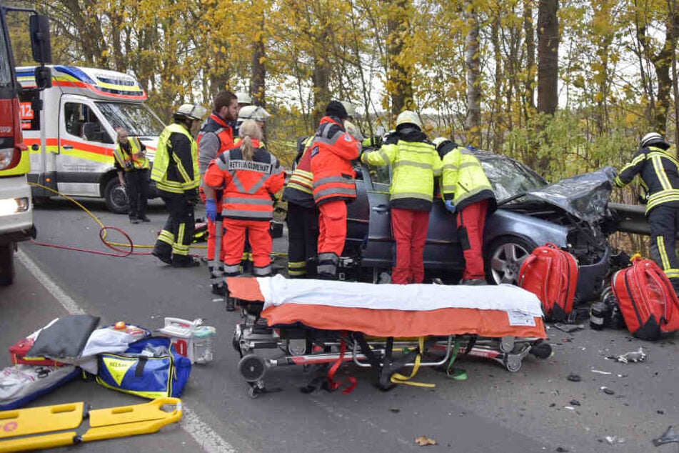 Rettungsdienst und Feuerwehr versorgen die Verletzten.