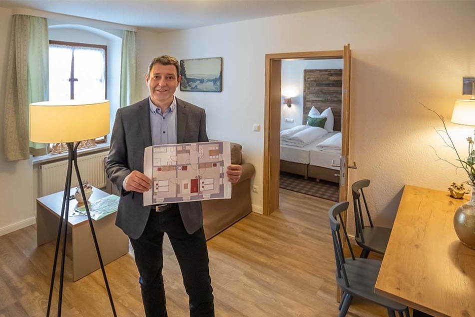 Ach, ist das gemütlich: Geschäftsführer Michael Waldbrunner (55) im Apartment "Keilberg".