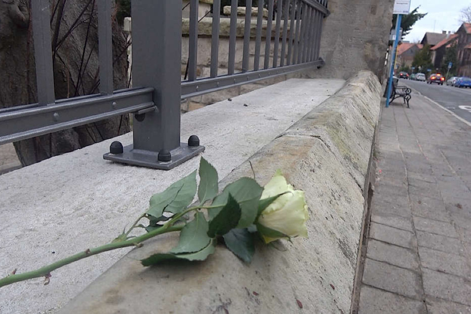 Eine junge Frau legte am Freitagmorgen eine Rose am Tatort ab.