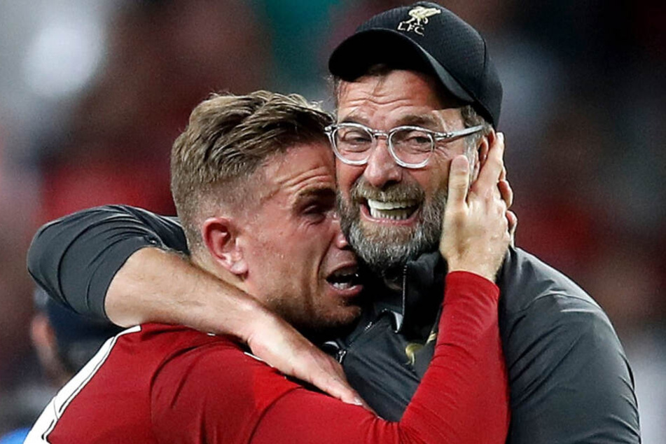 Jordan Henderson (l) aus Liverpool feiert den 2:0-Sieg mit Trainer Jürgen Klopp.
