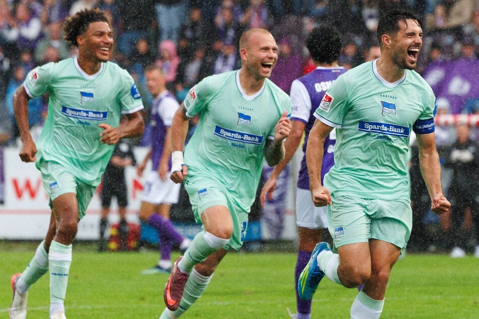 Die Hertha-Kicker feiern den Führungstreffer.