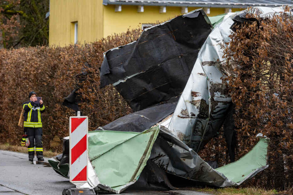 Passau: Teile eines Dachs von einem Gartencenter liegen auf einer Straße.