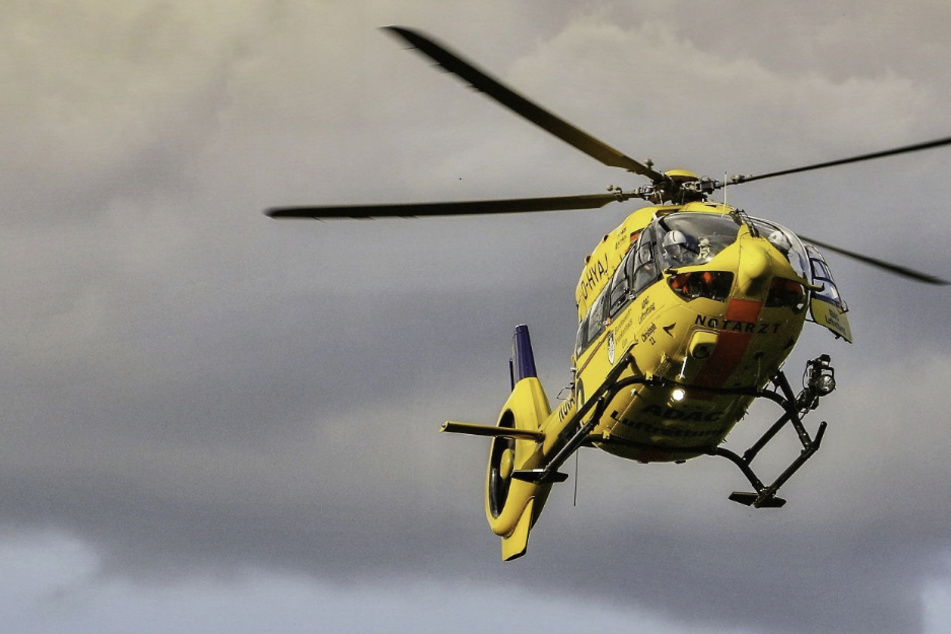 Ein Motorradfahrer wurde in Bayern mit einem Rettungshubschrauber nach einem Unfall in ein Krankenhaus geflogen. (Symbolbild)