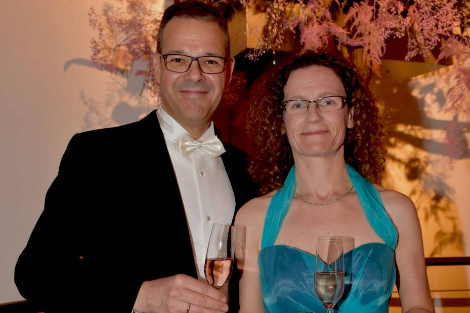 Intendant Dr. Christoph Dittrich genießt mit seiner Frau ein Glas Sekt.