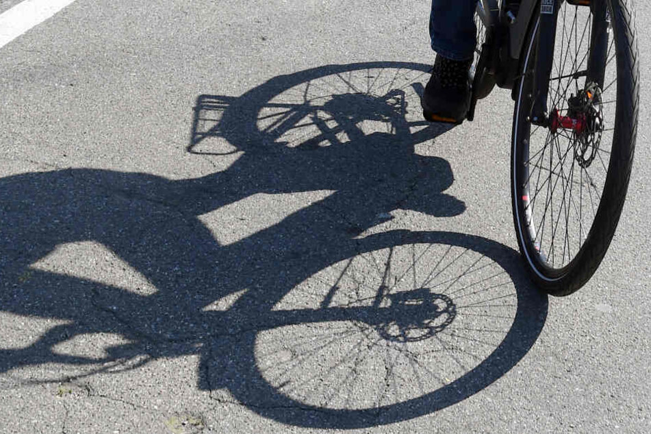 Weil ihr ein Auto offenbar zu nahe kam, verlor die 79-Jährige das Gleichgewicht und stürzte schwer. (Symbolbild)