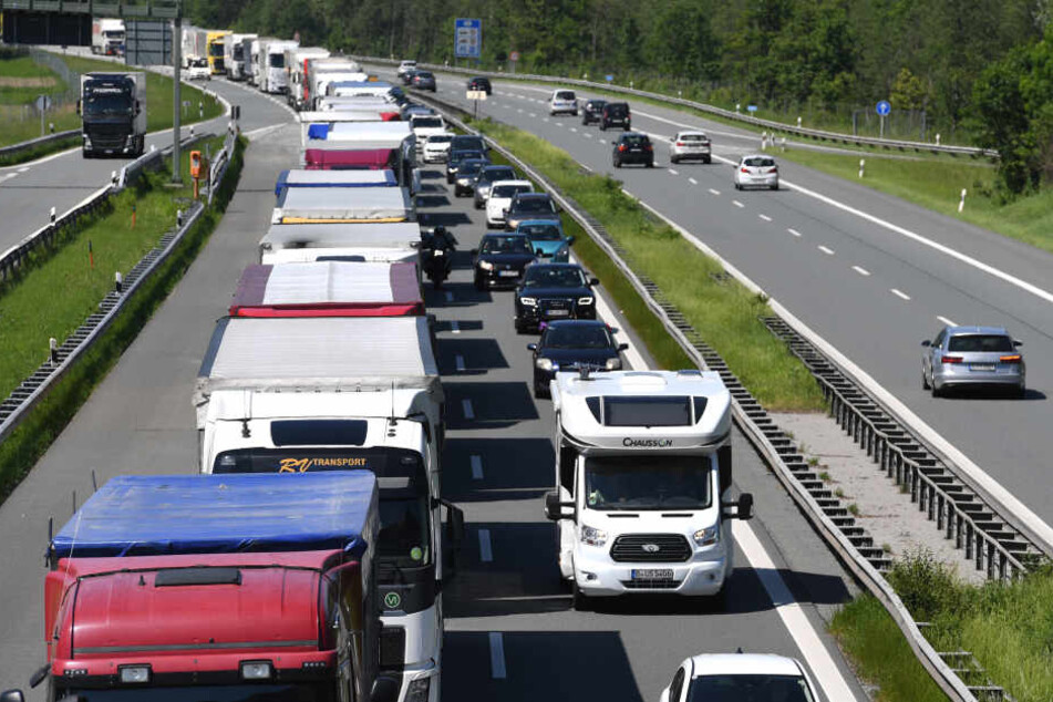 Auf der A93 kam es zu einem Unfall mit einem Fleisch-Verkaufsanhänger. (Archivbild)