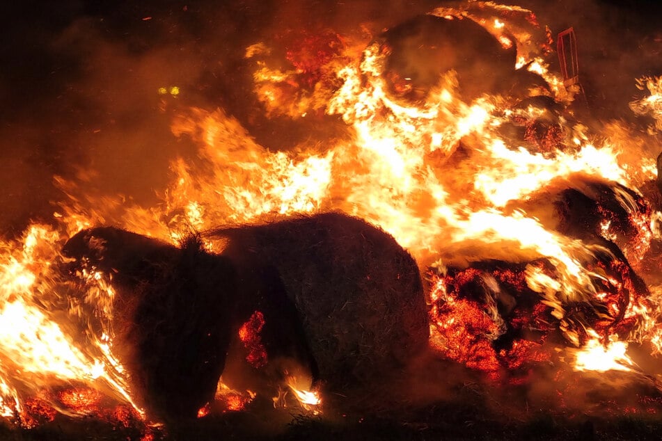 Wieso die Heuballen in Vollbrand standen, ist aktuell noch nicht abschließend geklärt.