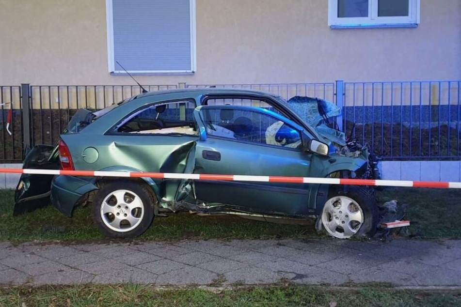 Das Auto war mit voller Wucht gegen einen Stromkasten geknallt.