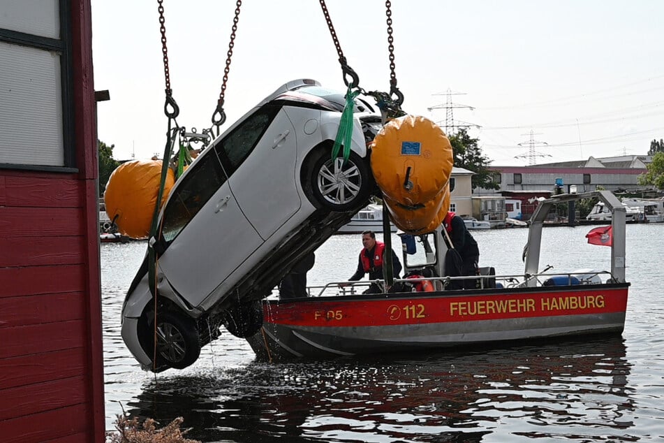 Die Hamburger Feuerwehr hob einen gesunkenen Toyota am Montagmorgen aus dem Harburger Hafenbecken.