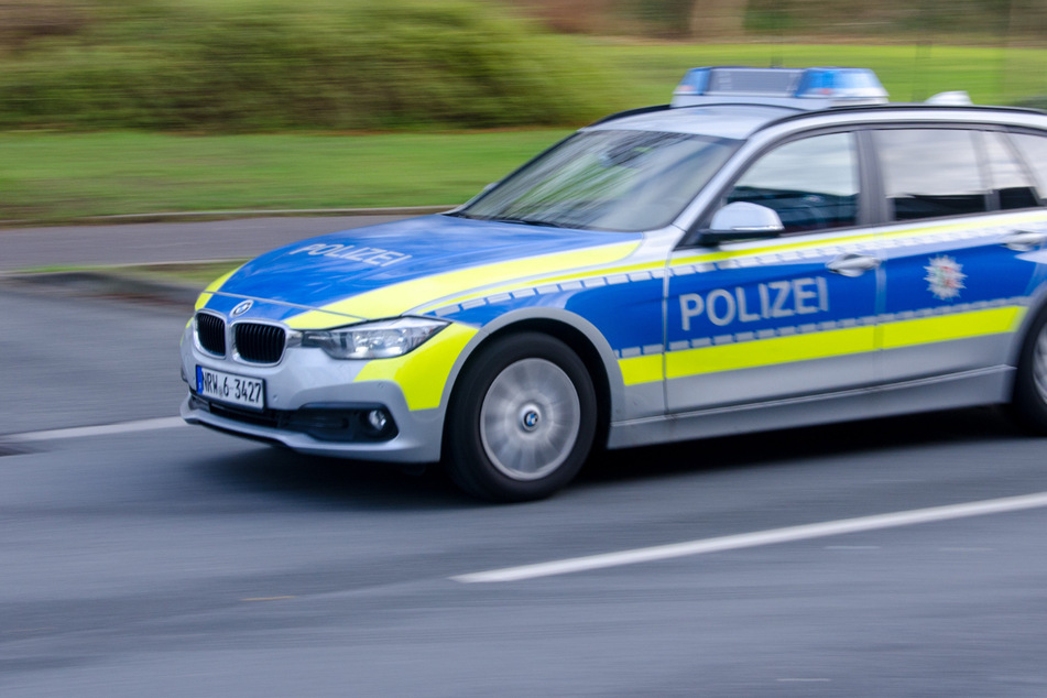 Als die Polizei den Rucksack des Mannes durchsuchte, stießen sie darin nicht nur auf die Schreckschusspistole. (Symbolbild)