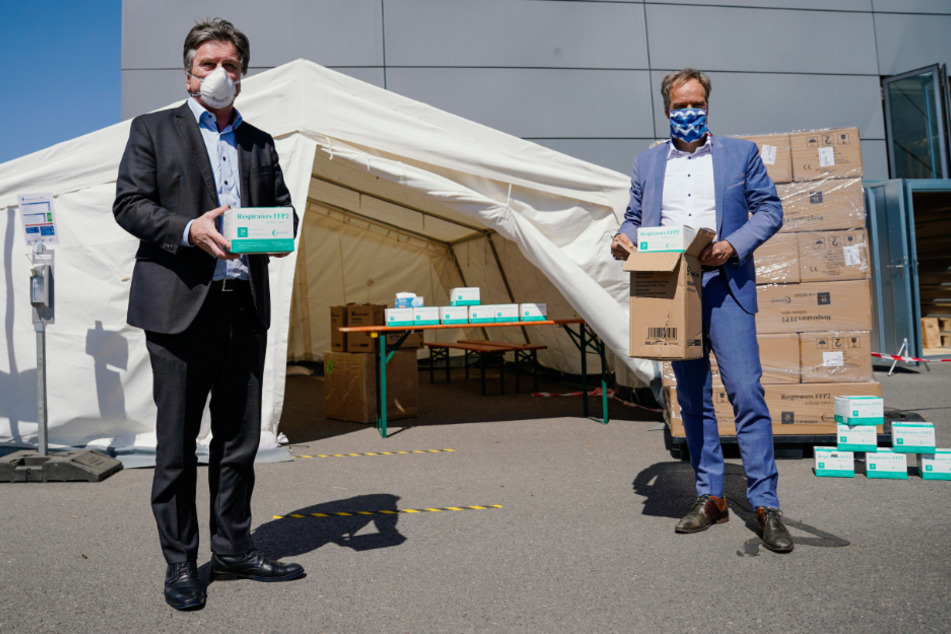 Heidelbergs OB Eckart Würzner (rechts) übergibt Schutzmasken an Gesundheitsminister Manne Lucha.