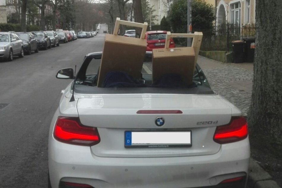 Die Möbel stellten die Frauen einfach hochkant in den Fußraum.