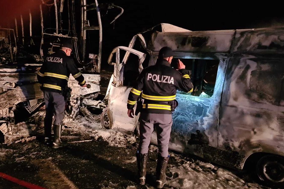 Beide Fahrzeuge fingen Feuer, der Krankenwagen brannte völlig aus.