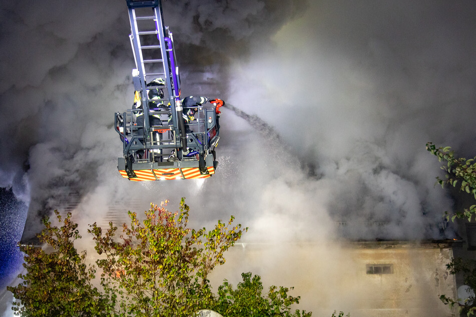 Die Feuerwehrleute konnten das Feuer glücklicherweise löschen, bevor es auf ein Nachbarhaus übertreten konnte.