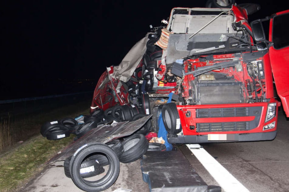 Die Reifen verteilten sich auf und neben der A4, auch das Gemüse aus dem anderen Laster landete auf der Fahrbahn.