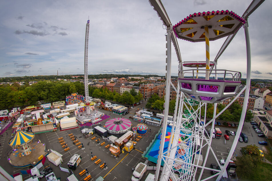 Blick aus dem Riesenrad aufs Volksfest: Maximal 1000 Besucher dürfen gleichzeitig auf den Platz.
