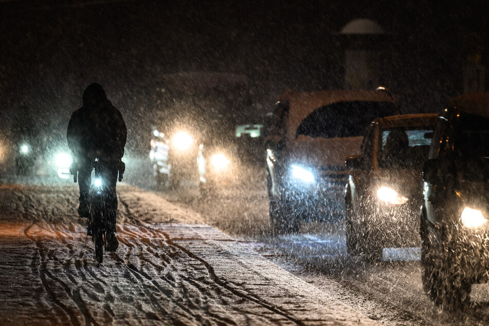 In Dresden kamen in der Nacht zu Mittwoch schon ordentlich weiße Flocken vom Himmel und auch in anderen Teilen Sachsens müssen sich Verkehrsteilnehmer auf Schnee und Glätte einstellen.
