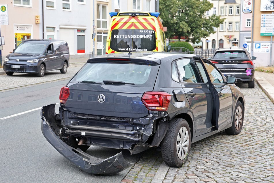 Der VW bekam bei dem Zusammenstoß einiges ab.