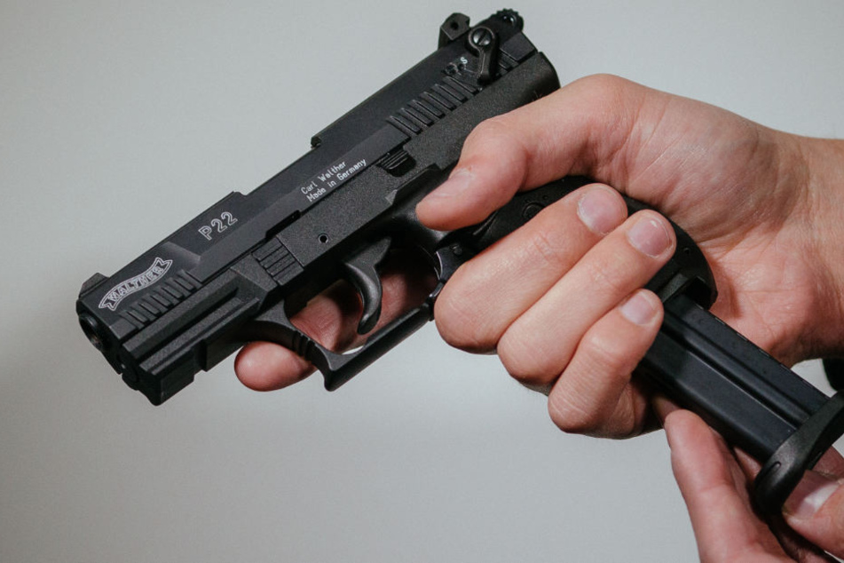 Die Polizei entdeckte die Waffe bei dem Mann. (Symbolbild)
