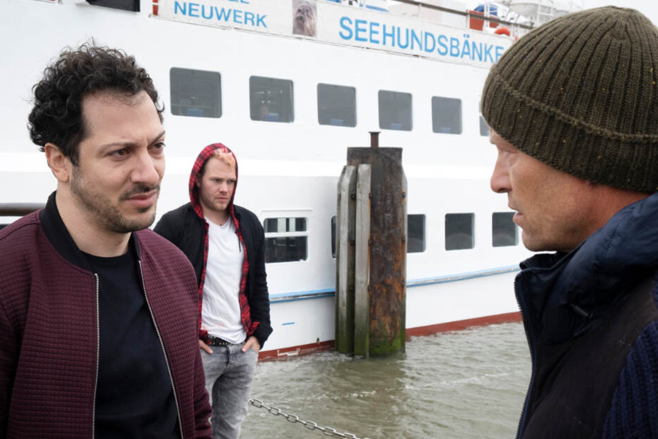 Überraschung für Nick (Til Schweiger, rechts): Yalcin (Fahri Yardim, links) bringt einen Gast (Ben Münchow) mit nach Neuwerk.