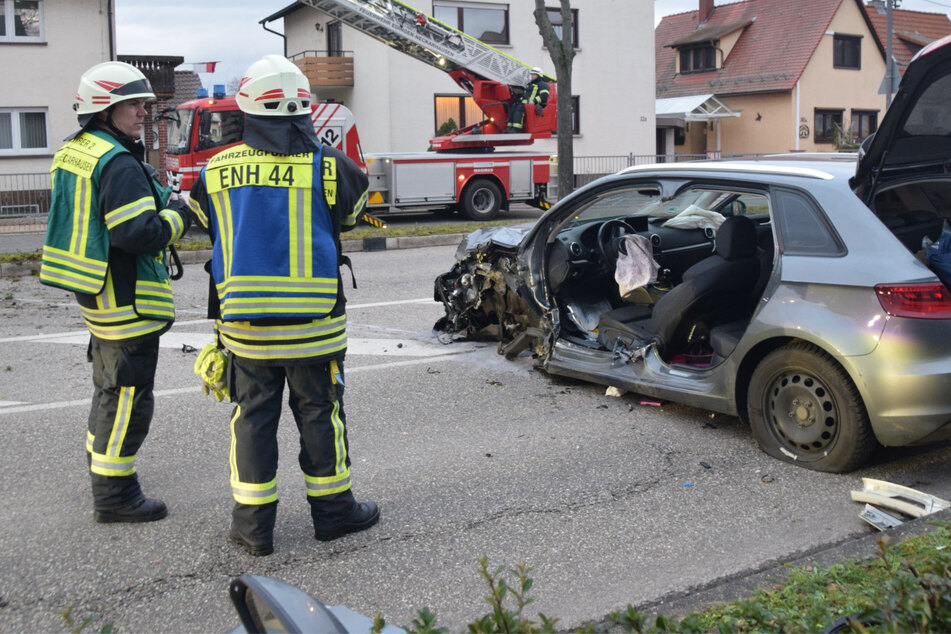 Audi-Fahrer prallt gegen Baum und steckt in seinem Wagen fest: Schwer verletzt!