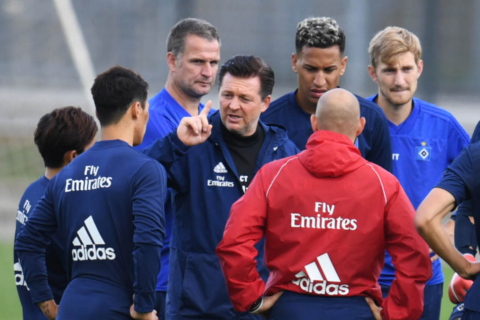 HSV-Trainer Christian Titz (Mitte) spricht mit zu seinem Team während des Trainings.
