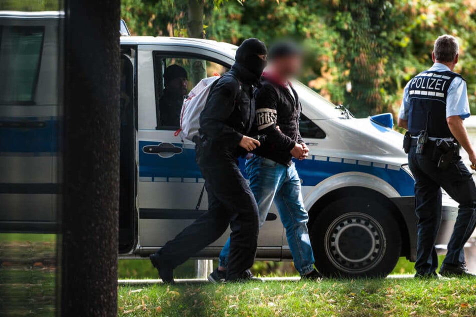 Ein Verdächtiger der Terrorgruppe bei seiner Vorführung am Bundesgerichtshof in Karlsruhe.